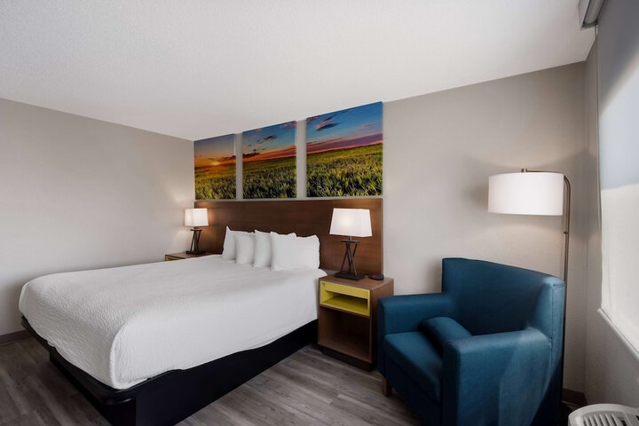 1 Queen Bed (1 of 16)