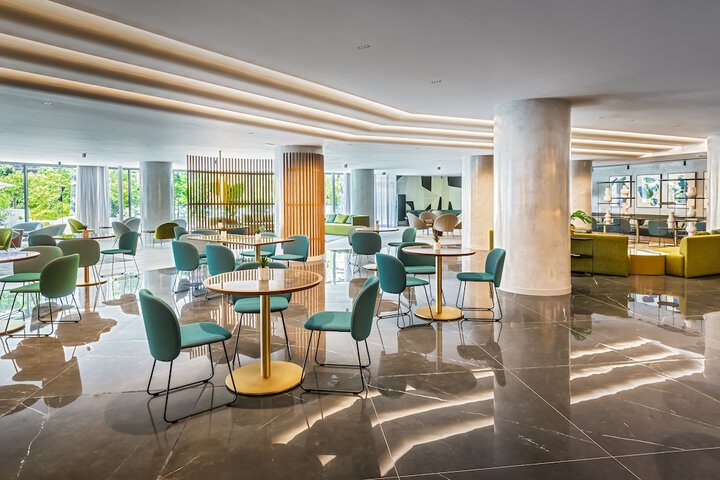 Lounge 50 of 70