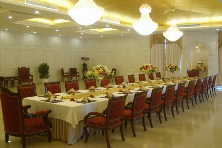 Dining 10 of 12