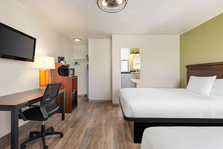 2 Queen Beds (11 of 14)