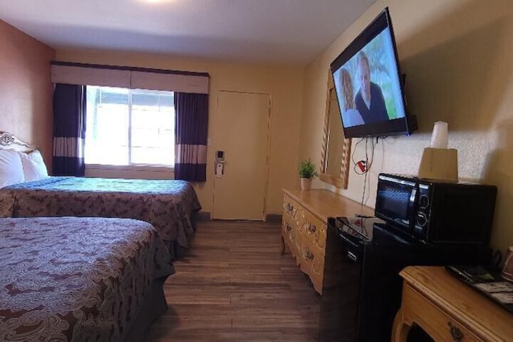 2 Double Beds Private Bathroom (2 of 9)