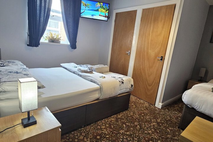 Room 5 of 16