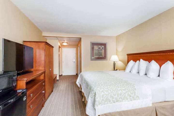 Business King Bed (7 of 8)