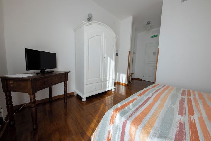 Room 9 of 17
