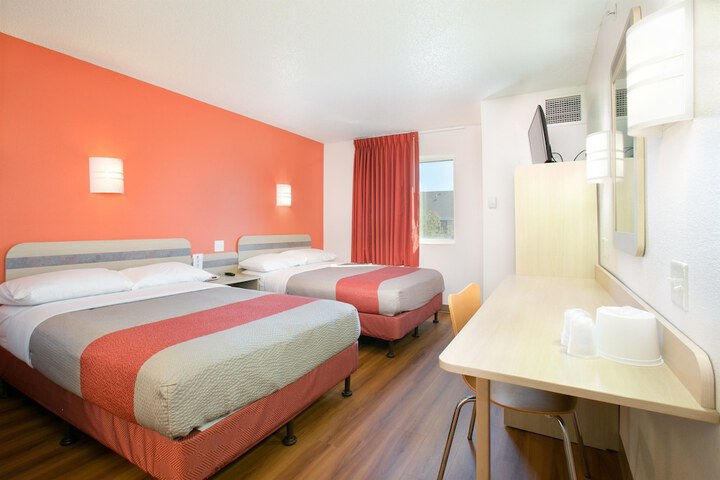 1 Queen Bed (7 of 15)