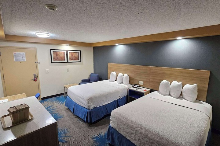 2 Double Beds (8 of 14)