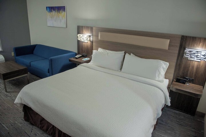 1 King Bed Accessible (16 of 28)