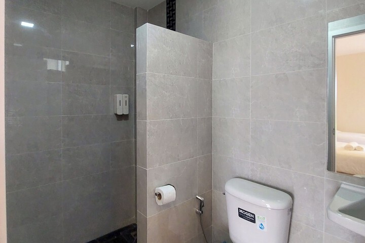 Room 33 of 48