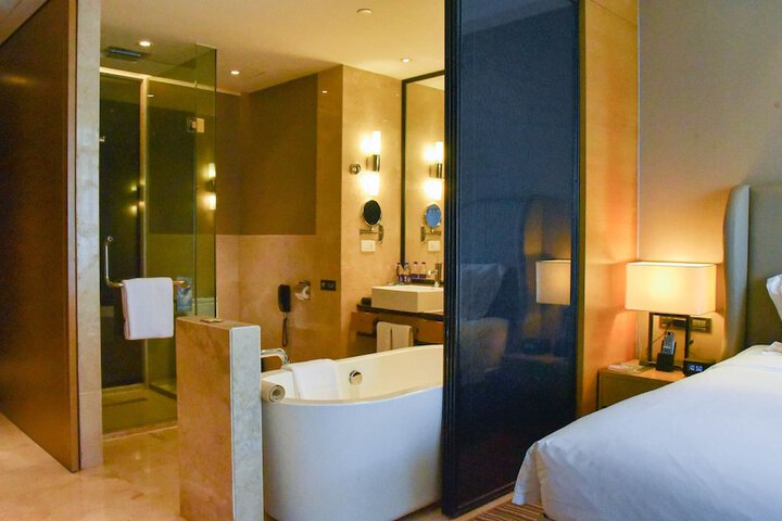 Room 3 of 110
