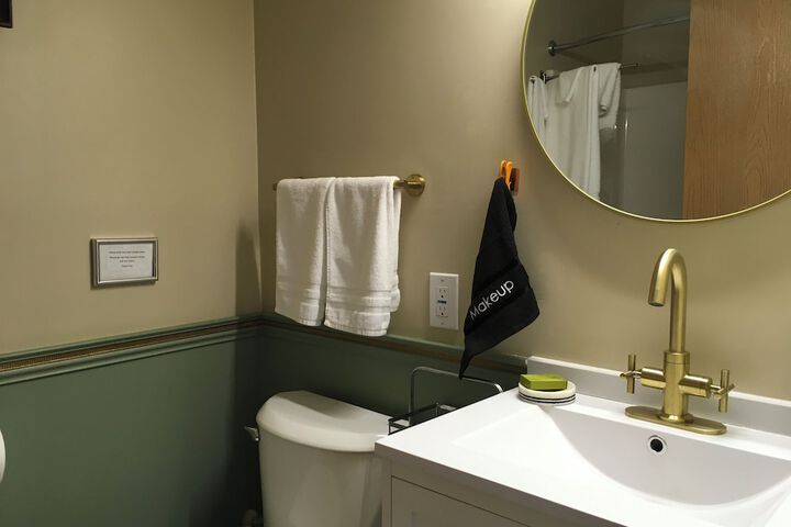 Room 32 of 46