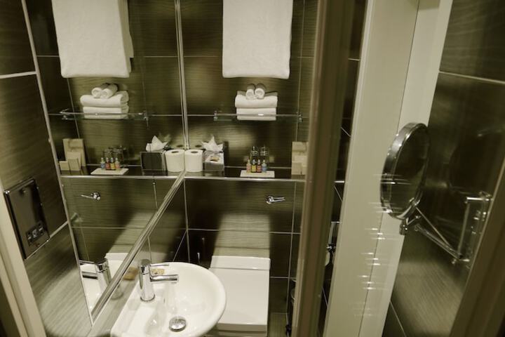 Room 73 of 141