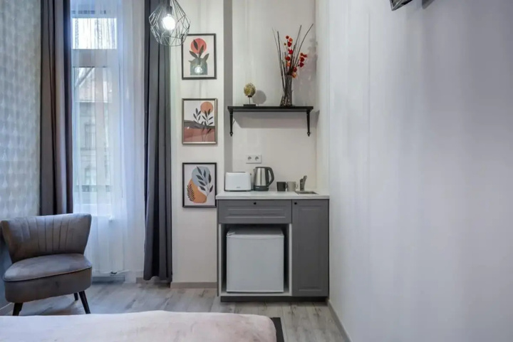 Room 4 of 10