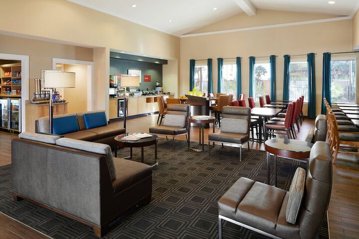 Lobby lounge
