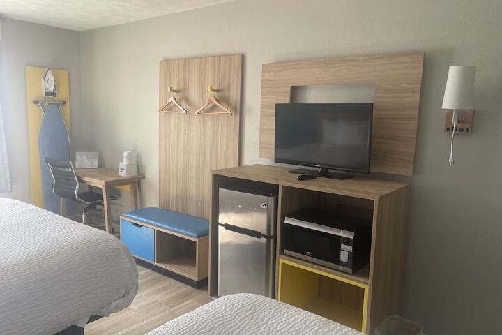 1 Queen Bed (4 of 21)