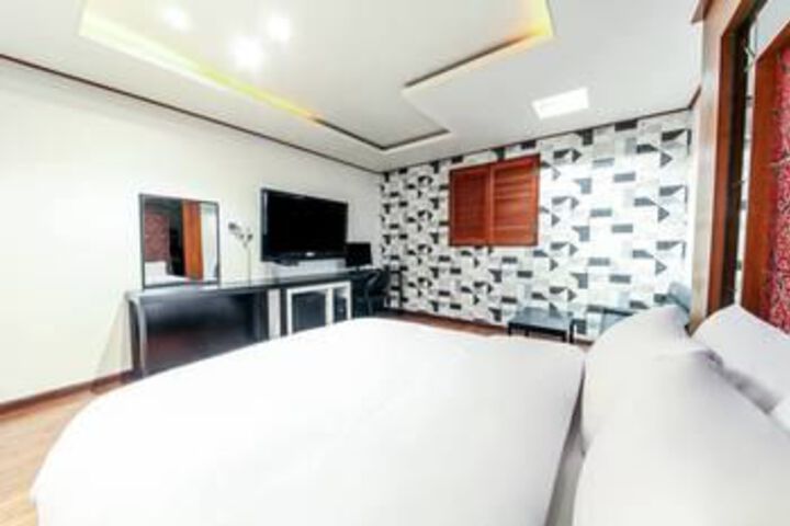 Room 9 of 17