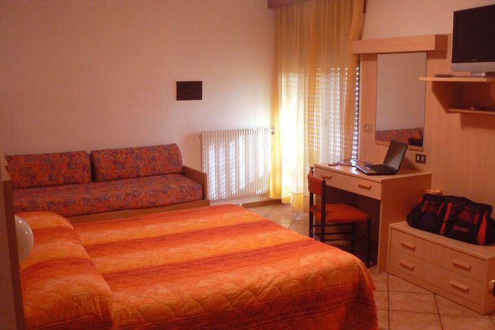 Room 4 of 34