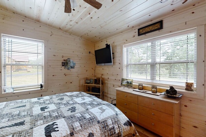Room 4 of 33