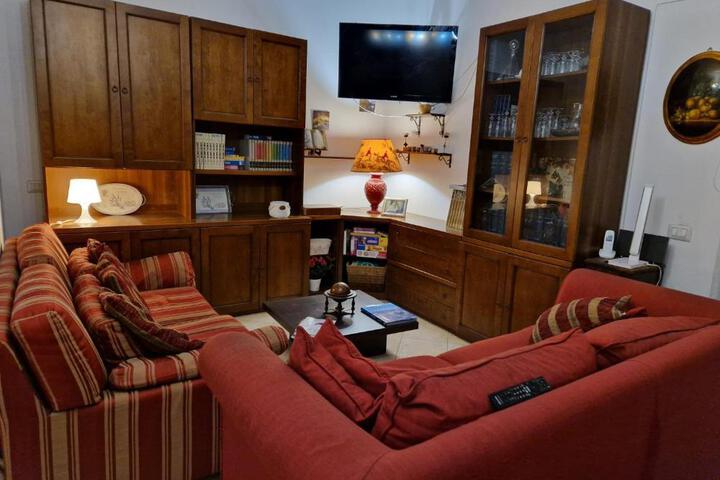 Lounge 2 of 16