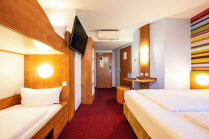 Room 28 of 86