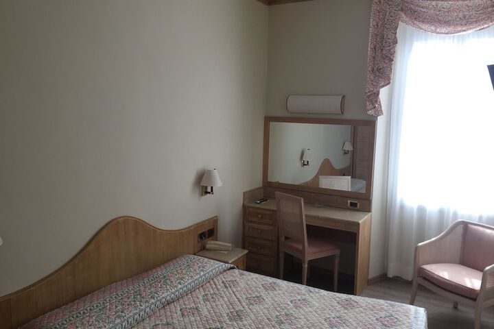 Room 4 of 68