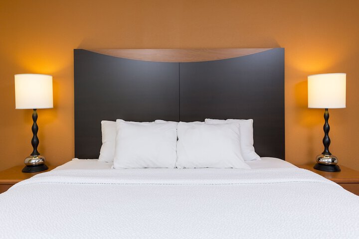 1 Queen Bed (1 of 10)
