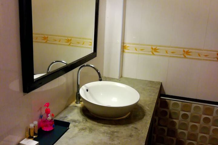 Room 33 of 82