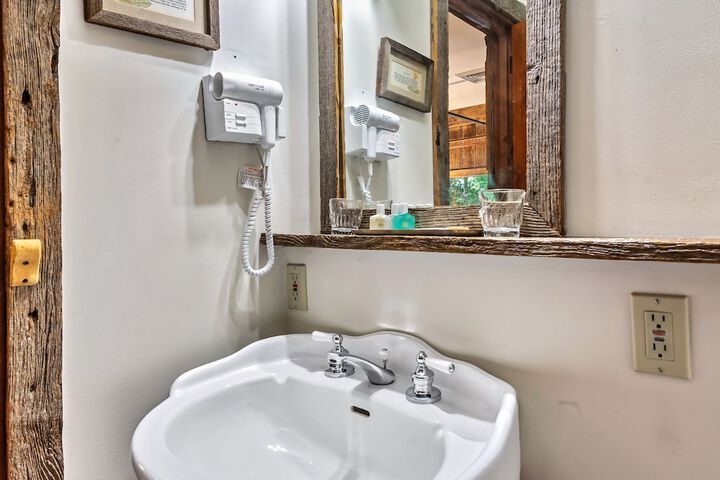 Snug Hug Queen Suite with Fireplace (119 of 131)