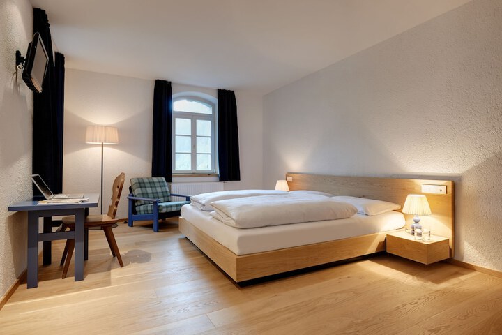 Room 9 of 98