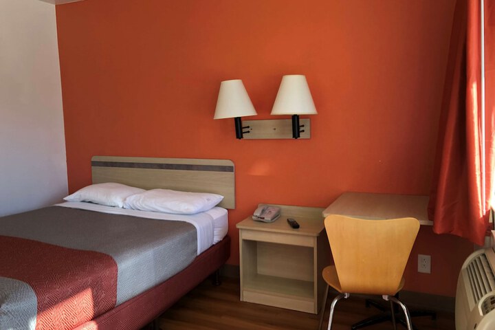 Room 17 of 33