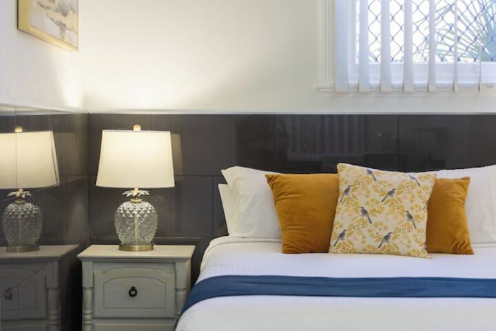 Charlesworth on the Park