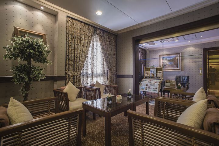 Lounge 104 of 108
