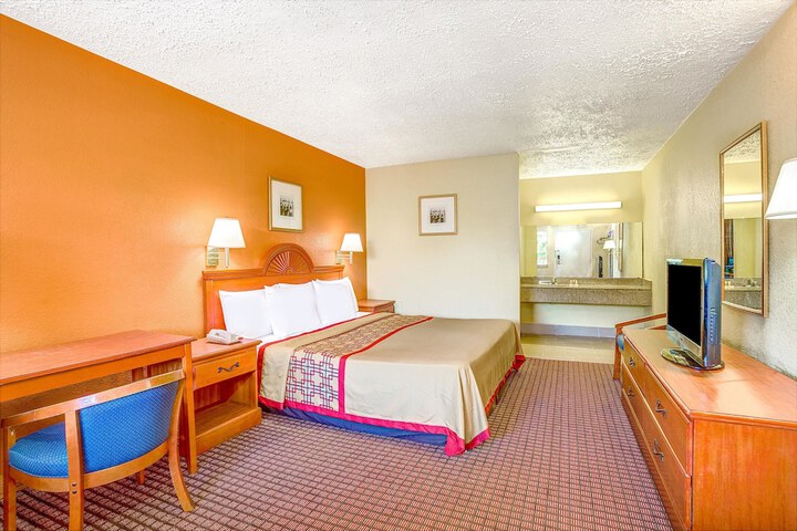 1 King Bed (2 of 11)