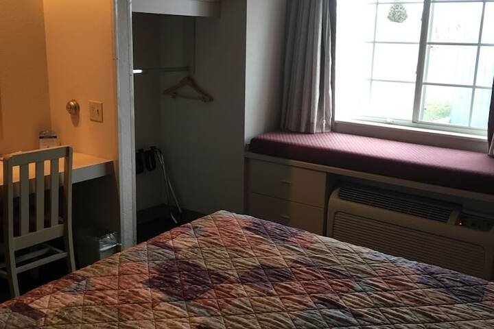 1 Queen Bed (27 of 35)