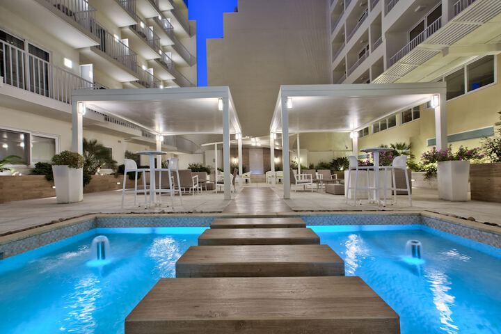 Hotel Exterior 60 of 64