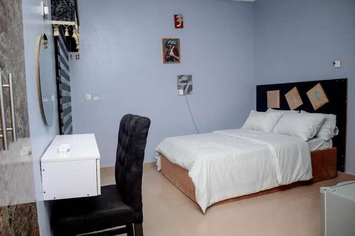 Room 6 of 17