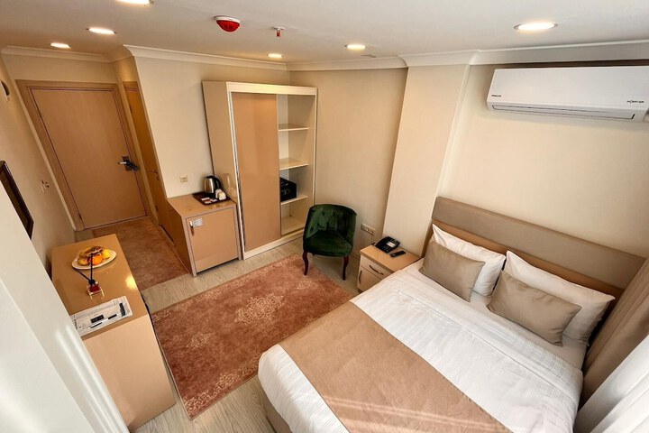 Room 10 of 66