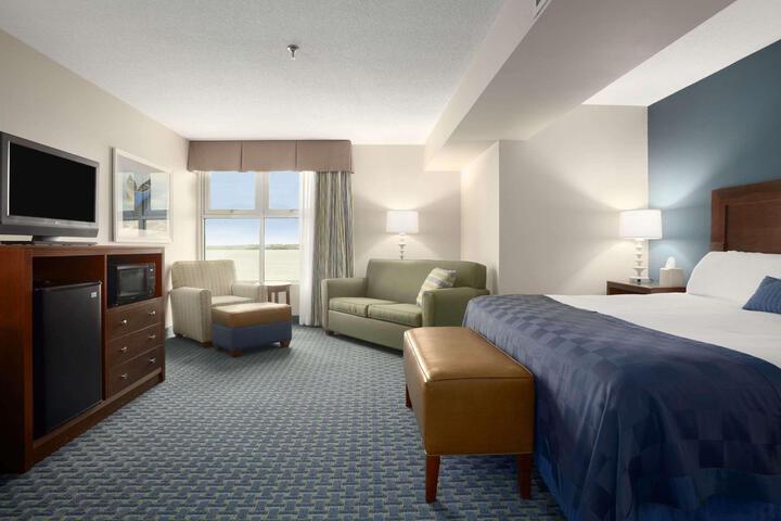 1 King Bed City View (10 of 16)