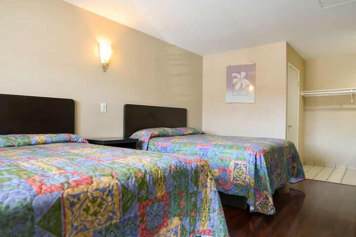 1 Queen Bed (15 of 18)