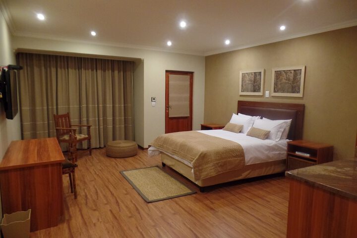 Room 5 of 8
