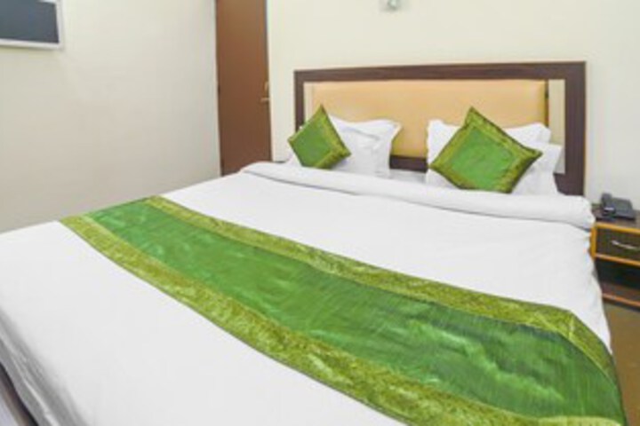 Room 9 of 34
