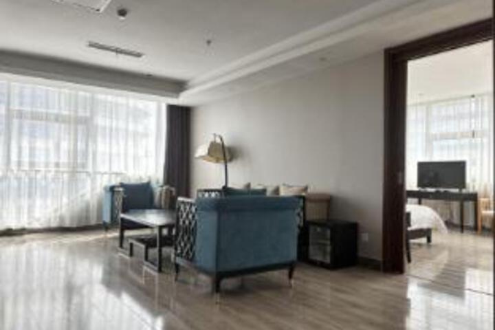 Room 6 of 8
