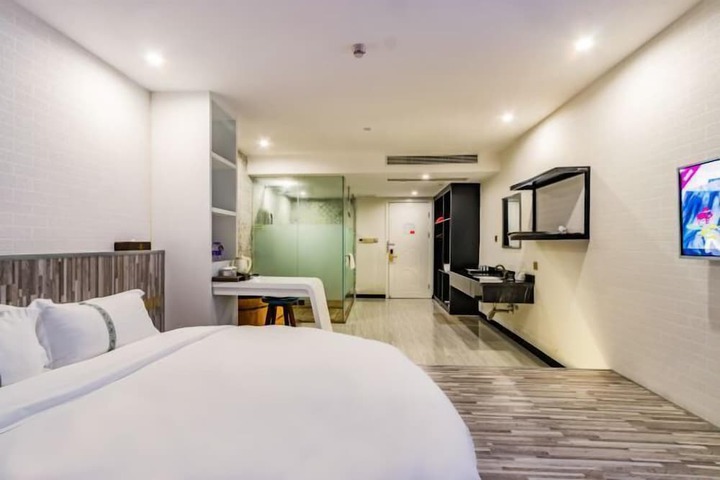 Room 35 of 79
