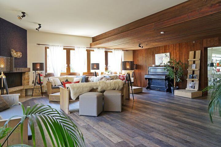 Lounge 17 of 26