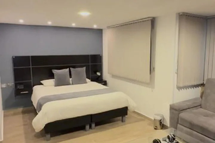 Room 6 of 8
