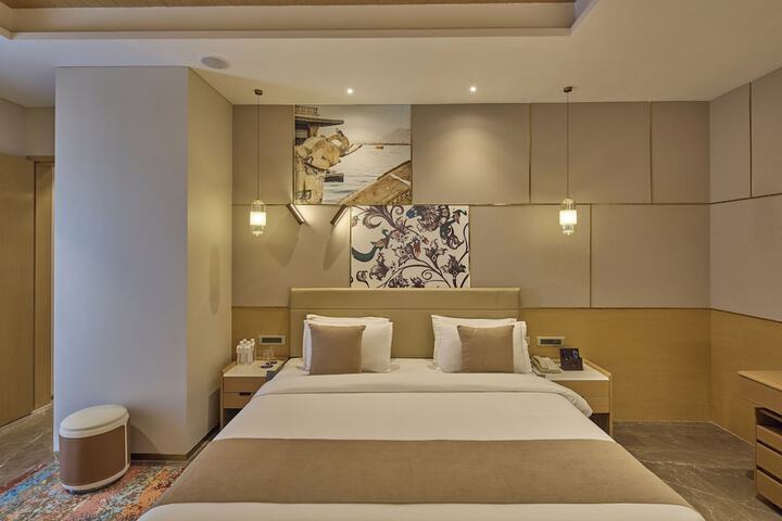 Room 32 of 126