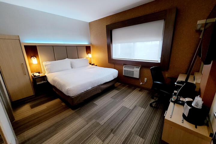 1 King Bed Refrigerator WiFi Walk in Shower Full Breakfast (7 of 9)
