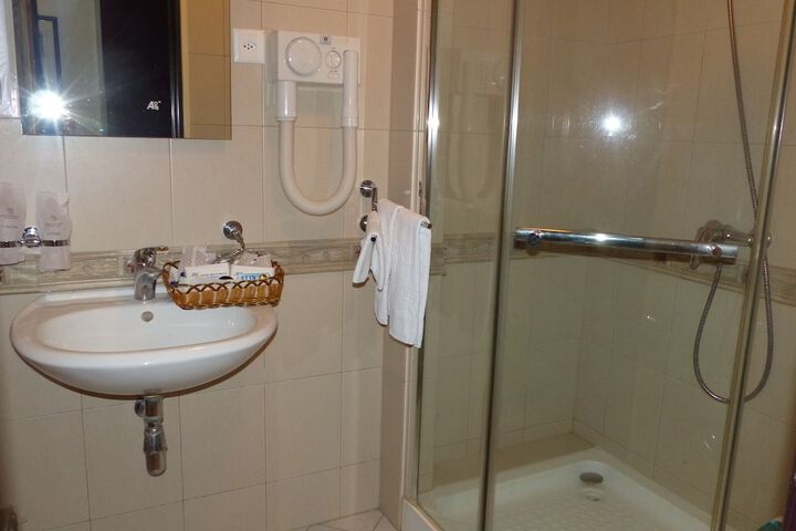 Room 14 of 30