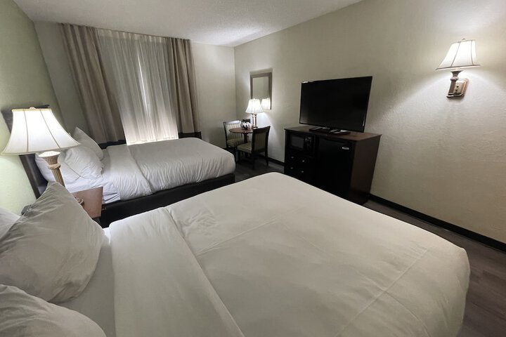 1 Queen Bed Accessible (8 of 46)