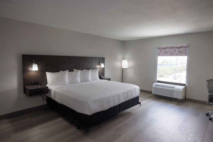 1 King Bed (3 of 11)