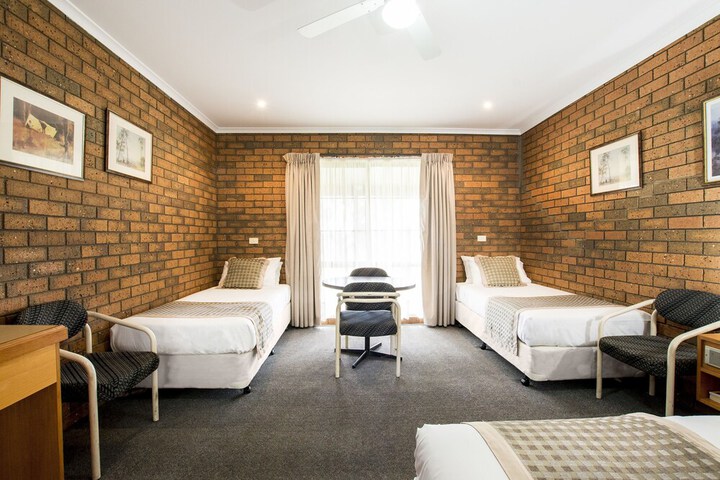Room 16 of 38